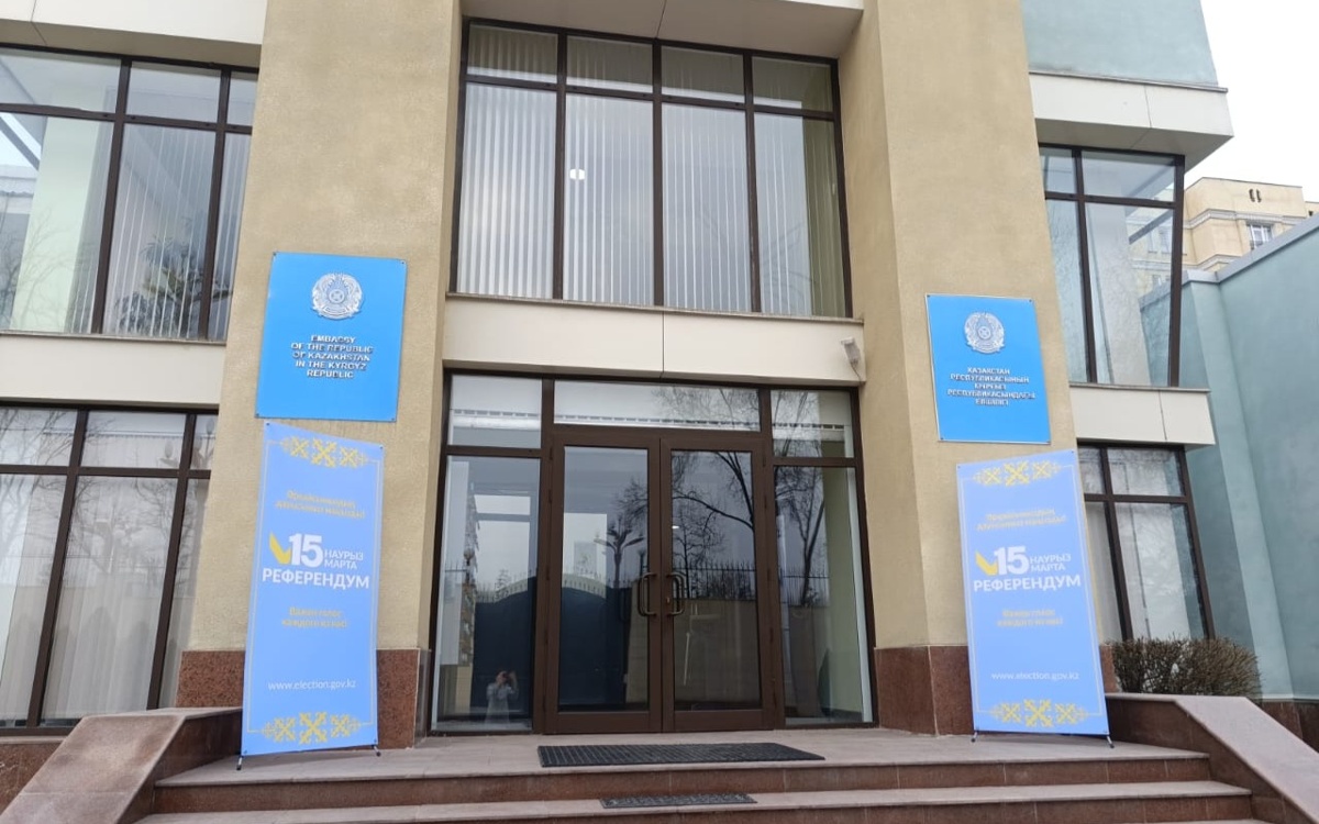 Голосование на референдуме завершено в Кыргызстане