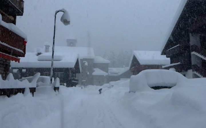 Сугробы до 1,5 метров: горный курорт в Италии засыпало снегом