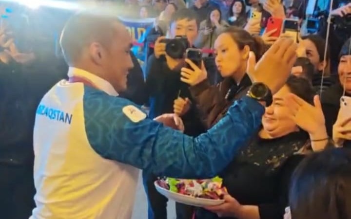 Чемпион зимних Паралимпийских игр-2026 Ербол Хамитов вернулся в Казахстан