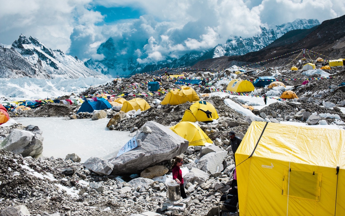 Покорителей Эвереста обязали уносить с собой 2 кг мусора при спуске