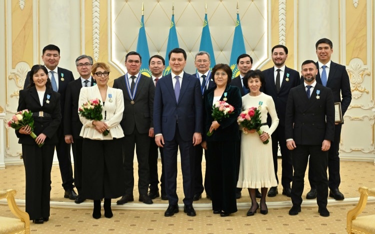 Ряд общественных деятелей наградили в честь принятия новой Конституции РК