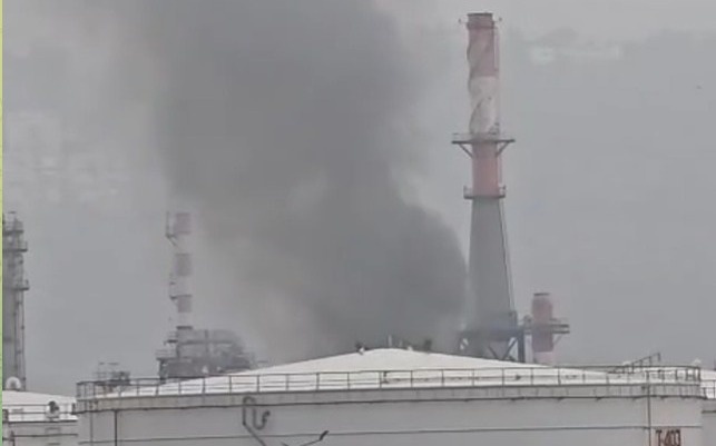 Иран заявил об ударе по флоту США и НПЗ Израиля