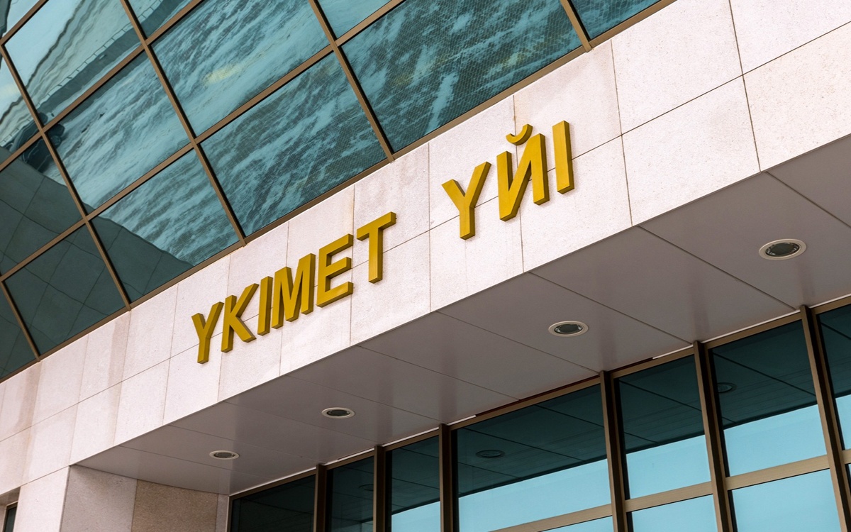 Премьер-министр вручил госнаграды от имени Президента