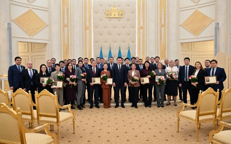 Ряду сотрудников АП вручили госнаграды