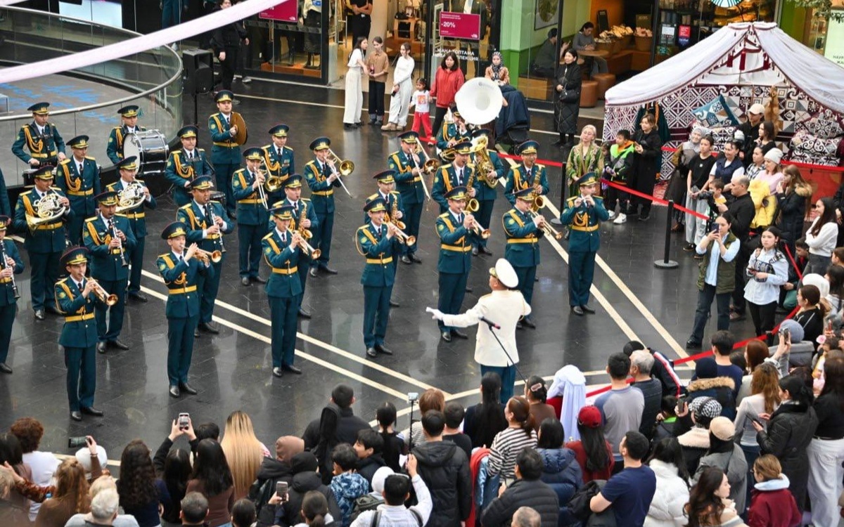Военный оркестр поздравил жителей с Наурызом в Астане