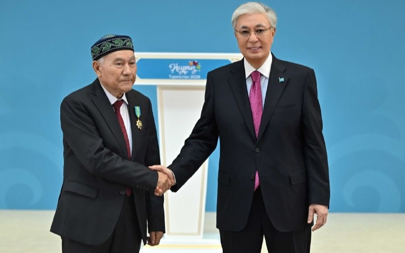 Глава государства вручил государственные награды за вклад в развитие Казахстана