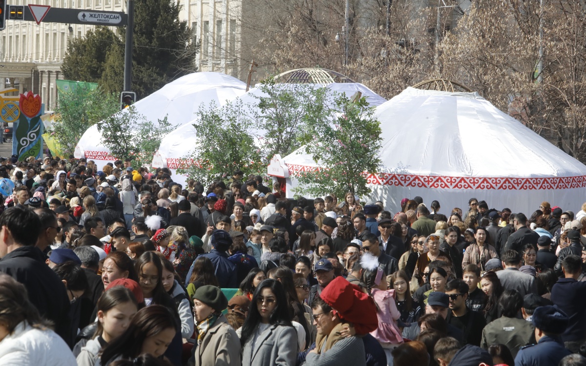 Тысячи алматинцев вышли праздновать Наурыз