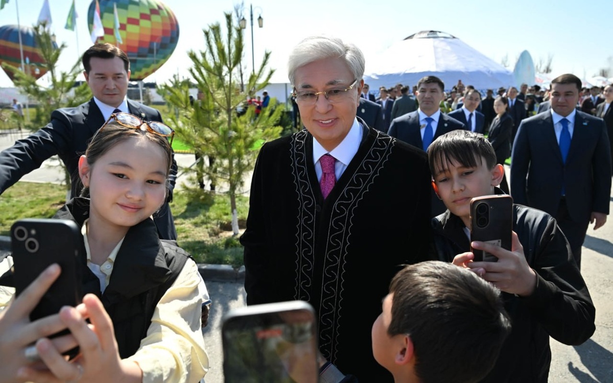 Глава государства принял участие в народных гуляньях по случаю праздника Наурыз