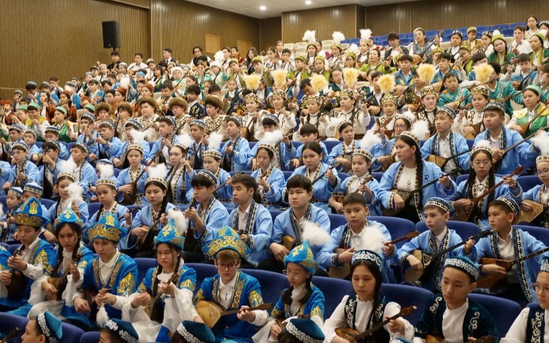 Полмиллиона детей по всему Казахстану одновременно исполнили народные кюи