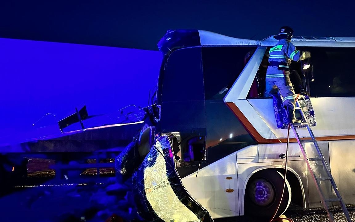 Автобус врезался в грузовик под Балхашом: есть погибший