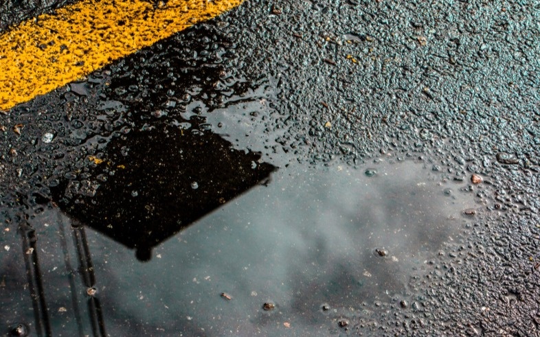 Водители разбивают машины из-за ямы после капремонта дороги в Шымкенте