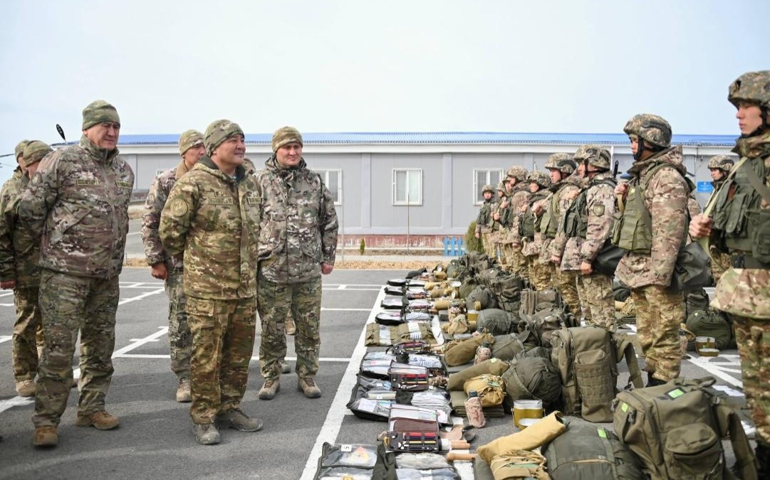 Начальник Генштаба проверил, как живут моряки на кораблях Военно-морских сил Казахстана