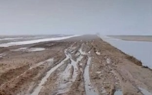 Талая вода разрушила дорогу в ЗКО, отрезав село от магистралей