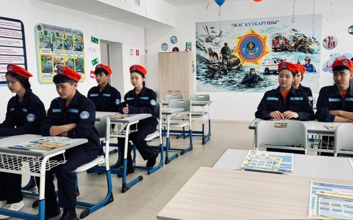 Школьники осваивают профессию спасателя: в Казахстане открыто более 50 классов