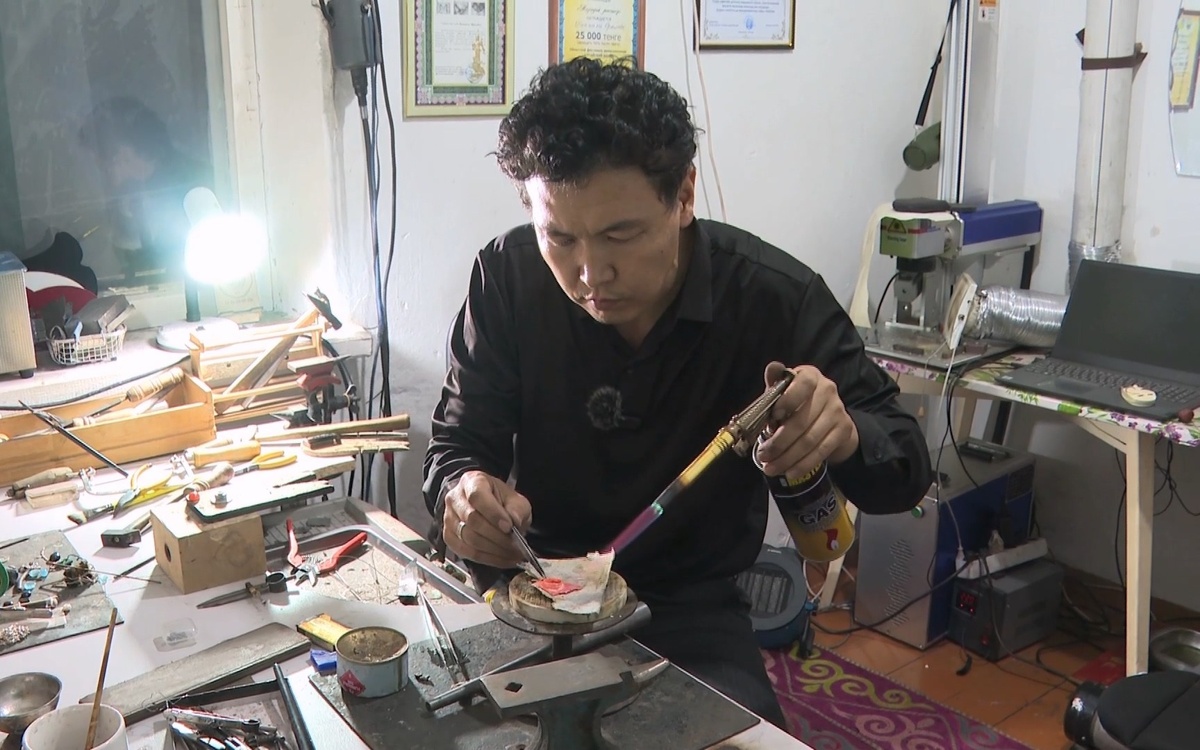 Серебро, в котором живет степь: как учитель из ВКО сохраняет ремесло предков