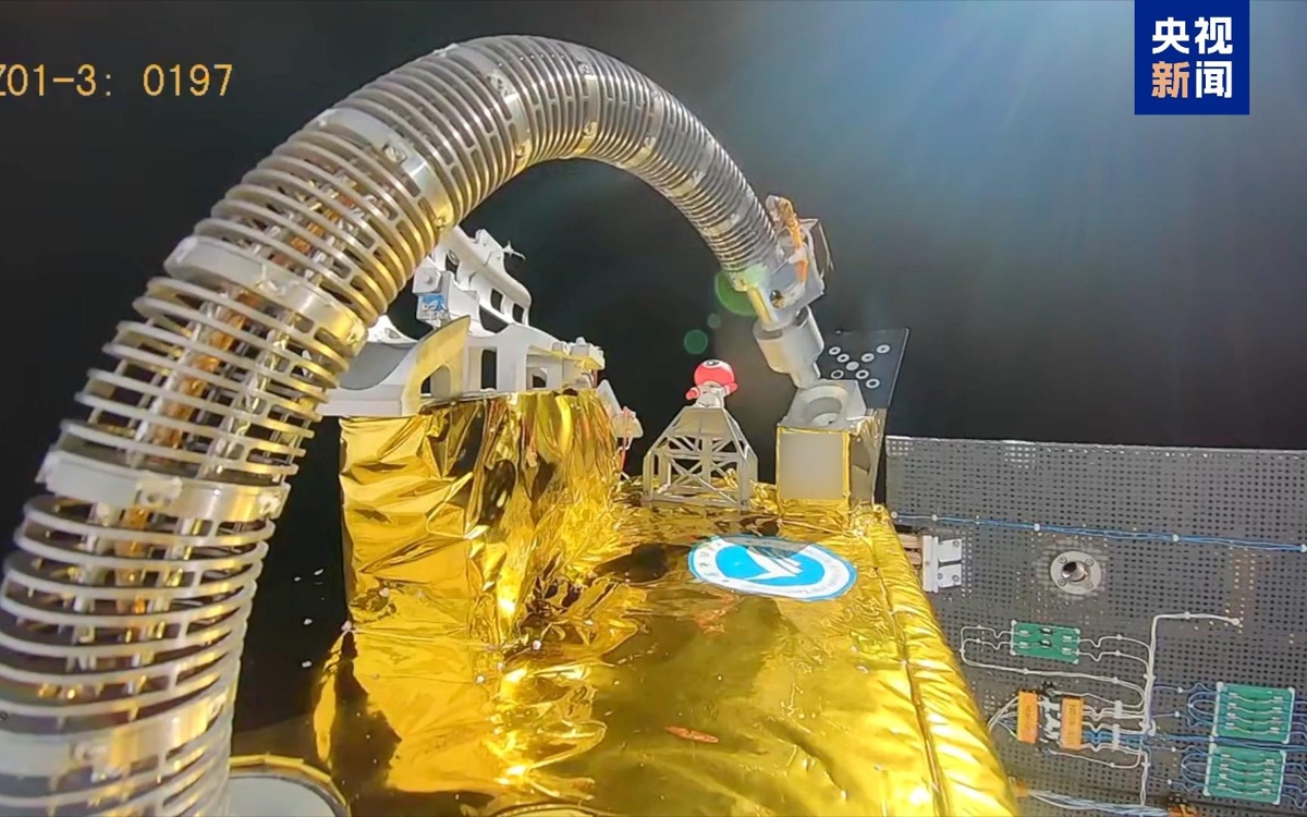 Китай протестировал гибкого робота для дозаправки спутников в космосе