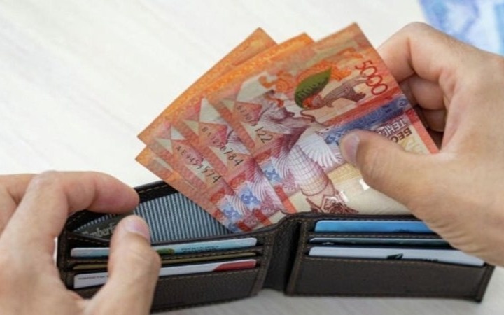 Минимальную зарплату в Казахстане пересчитают по стандартам МОТ: названы сроки