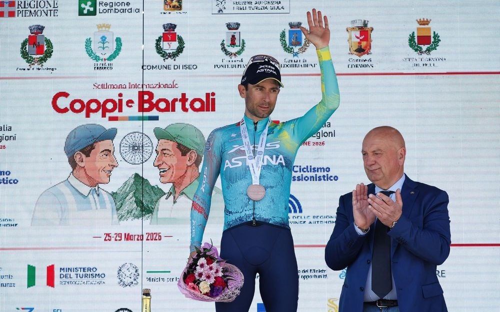 Гонщик «Астаны» стал третьим на этапе многодневки в Италии