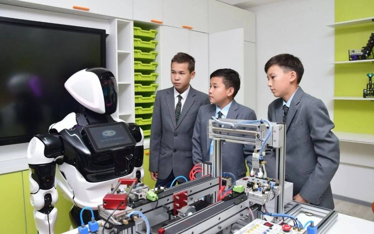 «Келешек мектептері»: 180 кабинетов робототехники и 150 STEM-лабораторий открыты в РК