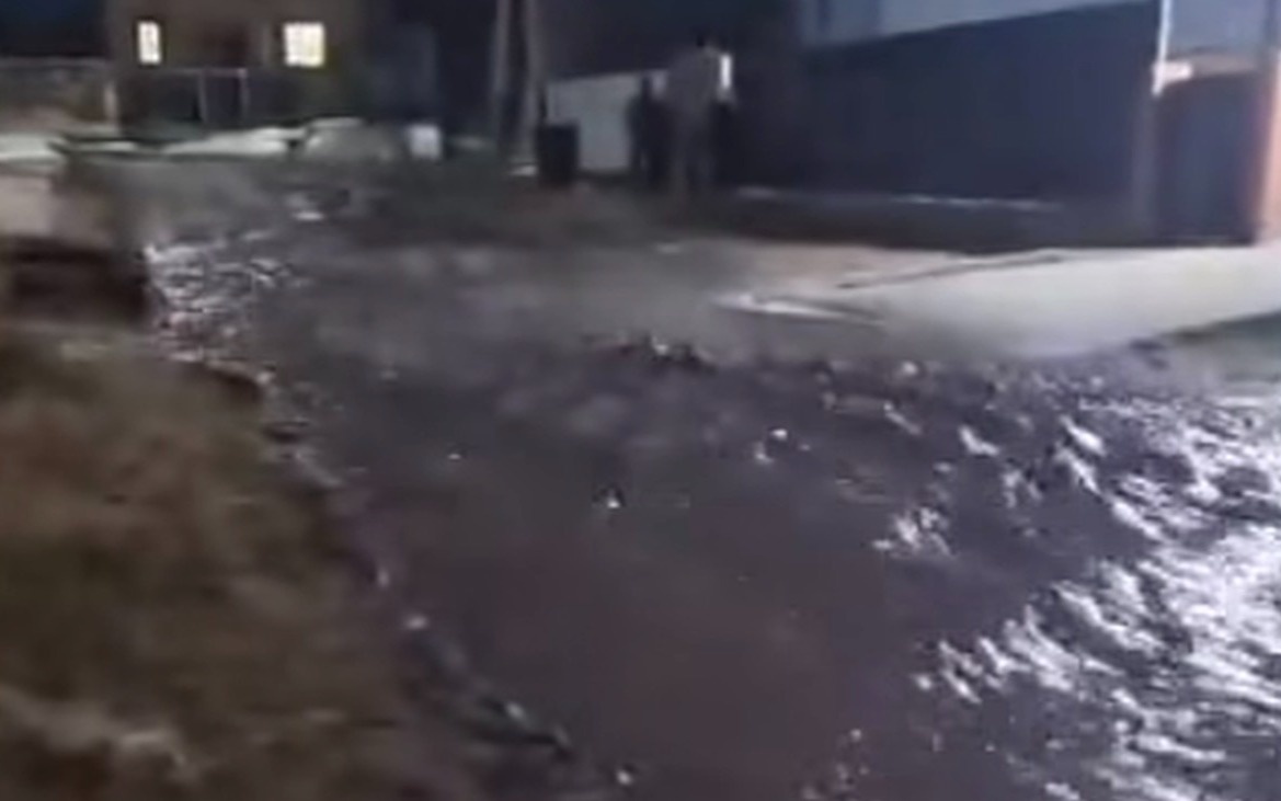 Дорогу из-за прохода талых вод вскрыли в одном из поселков в Костанайской области