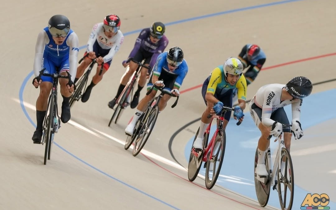 Алишер Жумакан завоевал второе серебро ЧА по трековому велоспорту