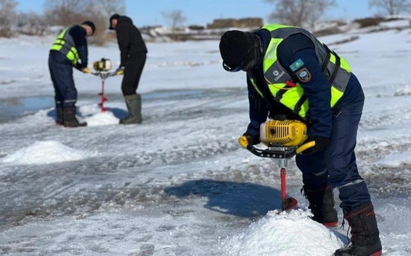 Более 450 кубометров снега вывезли из населенных пунктов области Абай