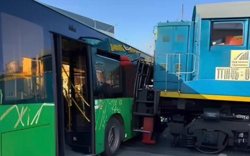 Автобус столкнулся с поездом под Алматы: есть пострадавшие