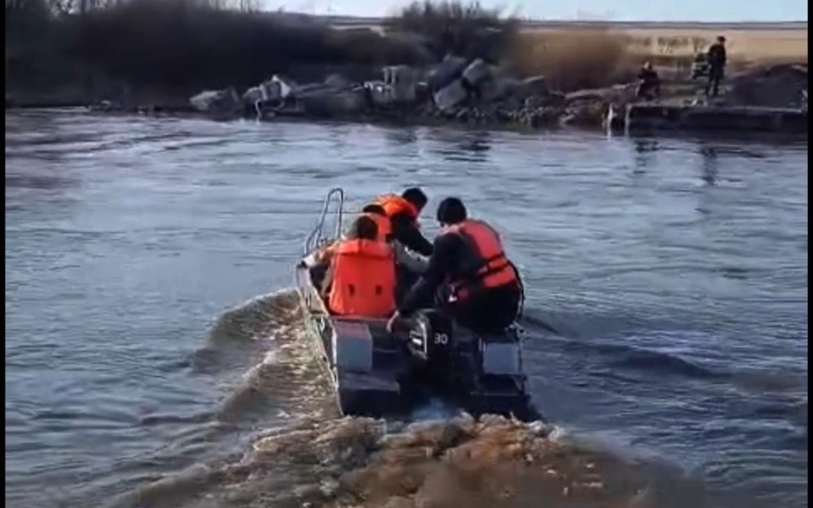 Спасатели организовали переправу для жителей одного из сел Акмолинской области