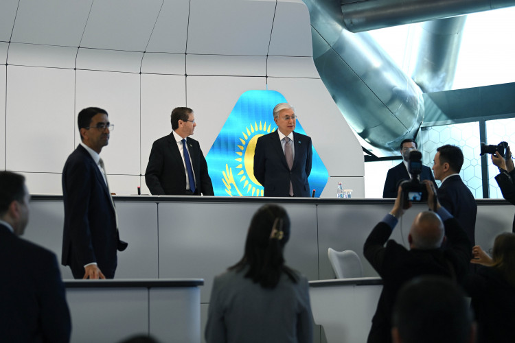 Токаев и Герцог посетили центр ИИ Alem.ai