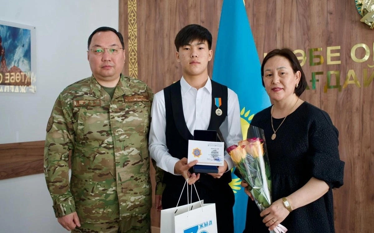 Актюбинских школьников наградили за спасение ребенка упавшего в колодец