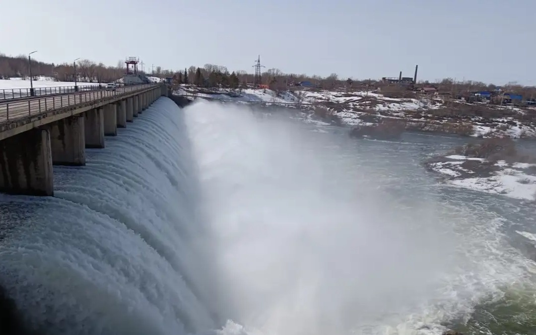 Сергеевское водохранилище в СКО переполнено, начался перелив