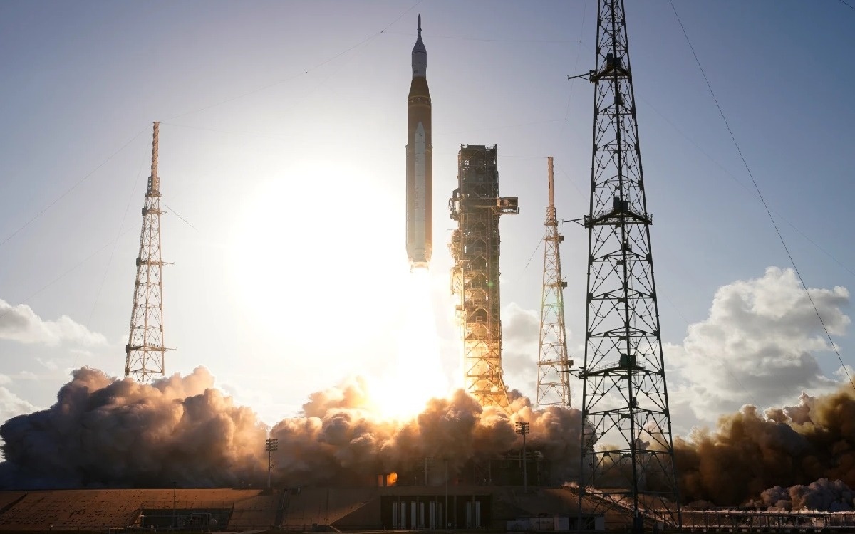 NASA запустило корабль Orion с четырьмя астронавтами к Луне