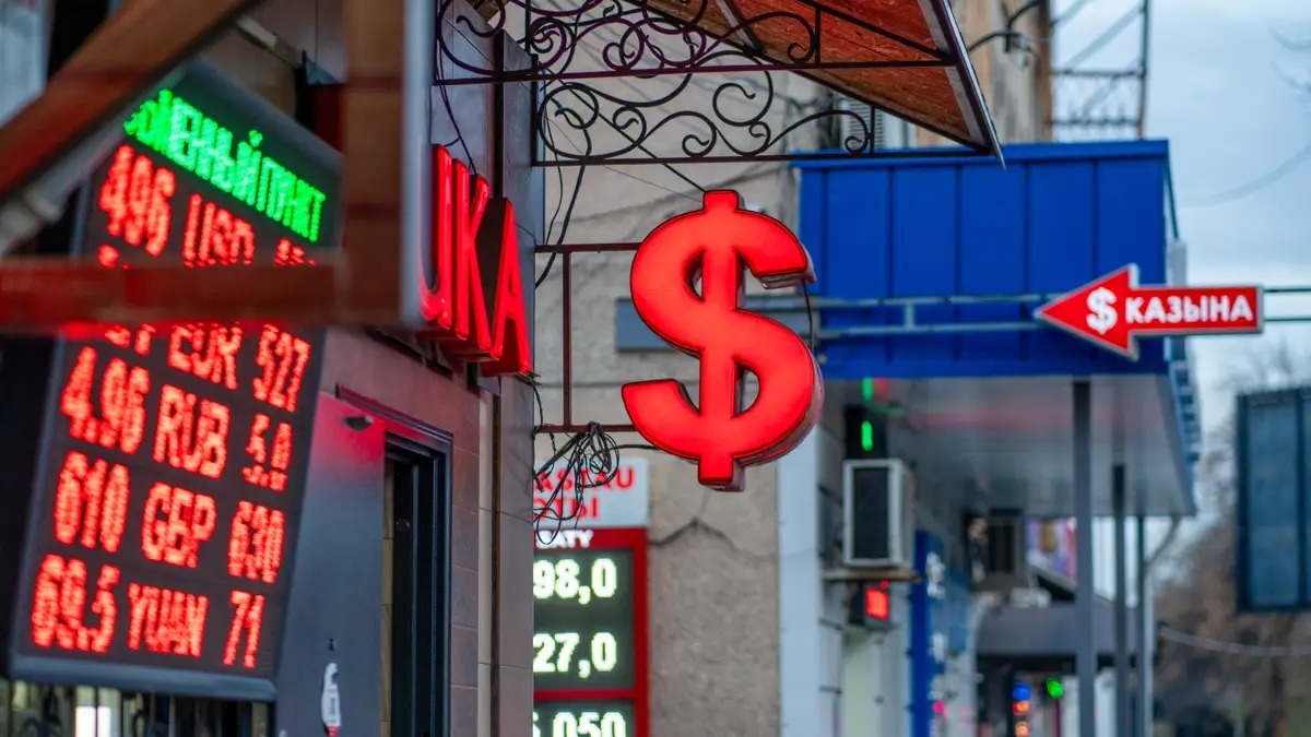 Курс доллара упал до 472 тенге