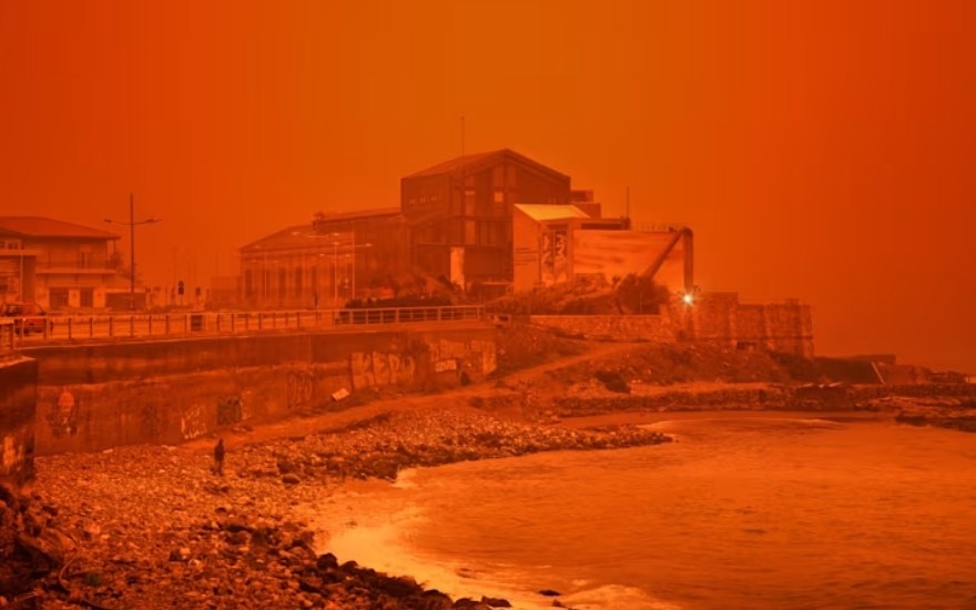 Грецию накрыло оранжевой пылью: на страну обрушился мощный циклон «Эрминио»