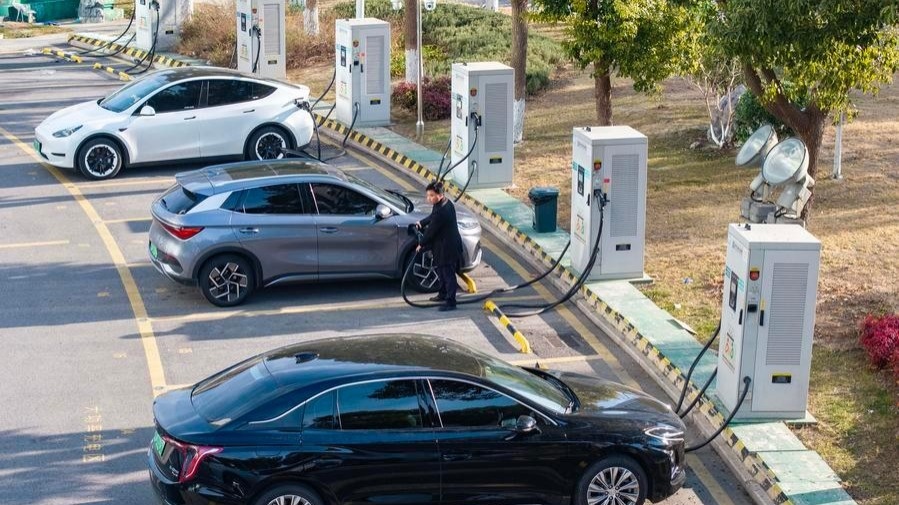 Европейцы пересаживаются на электромобили из-за цен на топливо