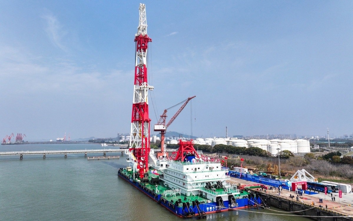 В Китае введено в эксплуатацию крупнейшее в мире судно для забивки свай