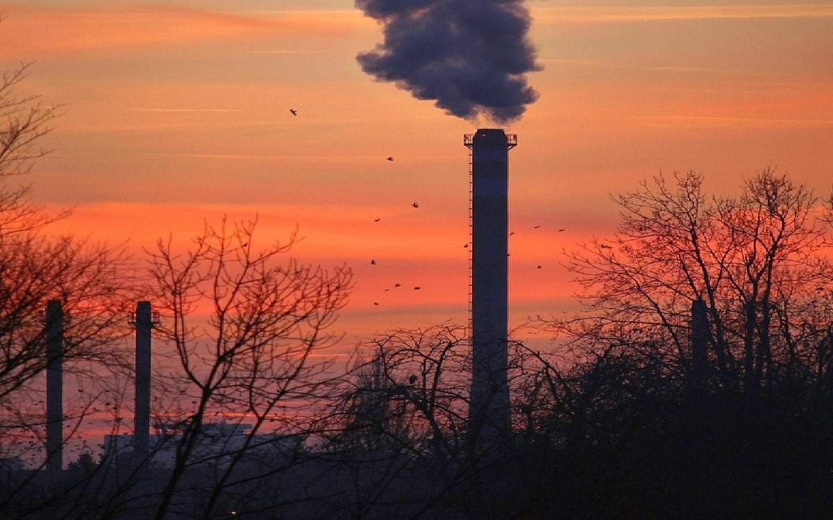 О загрязнении воздуха в 10 городах Казахстана предупредили синоптики