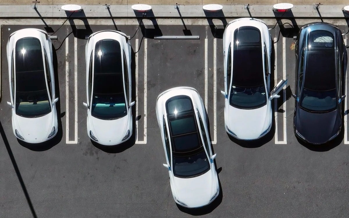 Tesla снова возглавила мировой рынок электромобилей, обогнав китайскую BYD