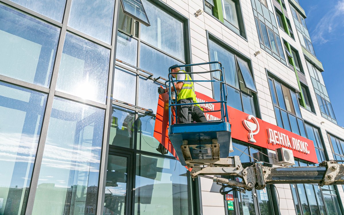Миллионы тенге вернули бизнесу после ошибок с наружной рекламой в Алматы