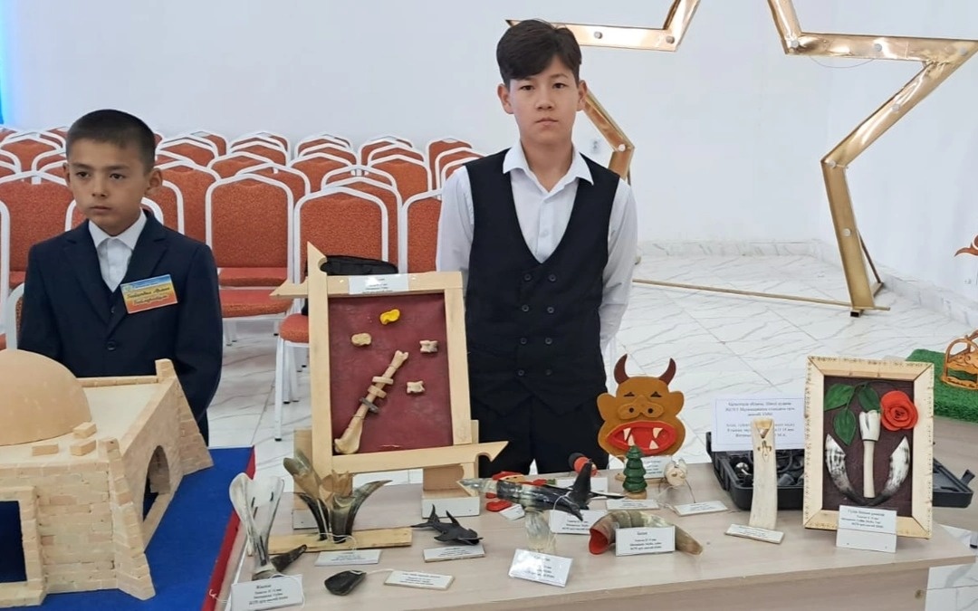 Мастер из Кызылорды обучает школьников косторезному искусству