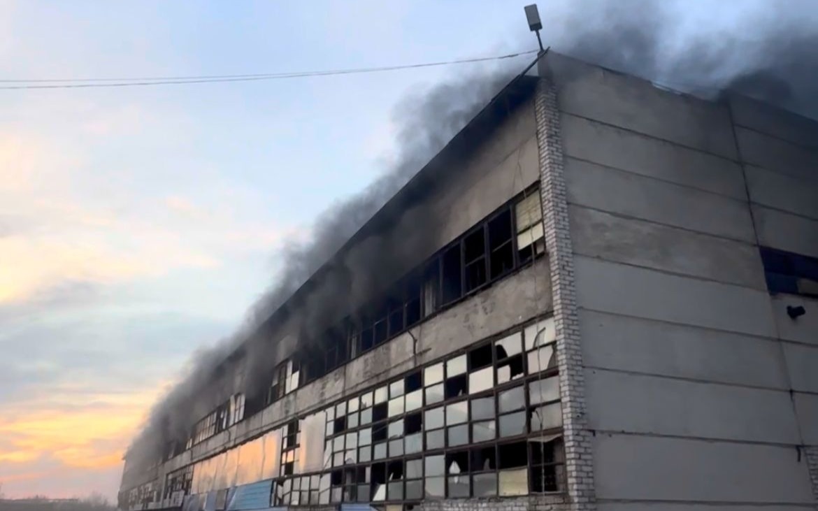 Взрывоопасный пожар потушили на заводе в Талдыкоргане