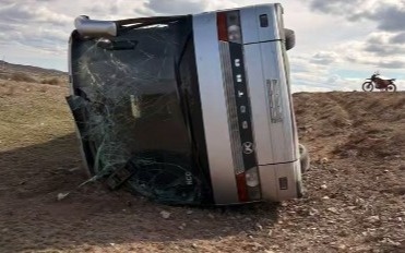 Вахтовый автобус с 50 рабочими перевернулся в Карагандинской области