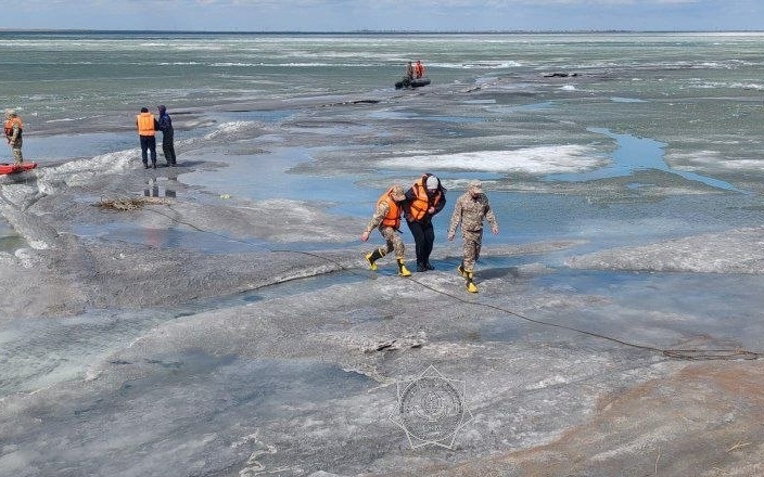 Лодку с рыбаками зажало льдами на озере в Павлодарской области