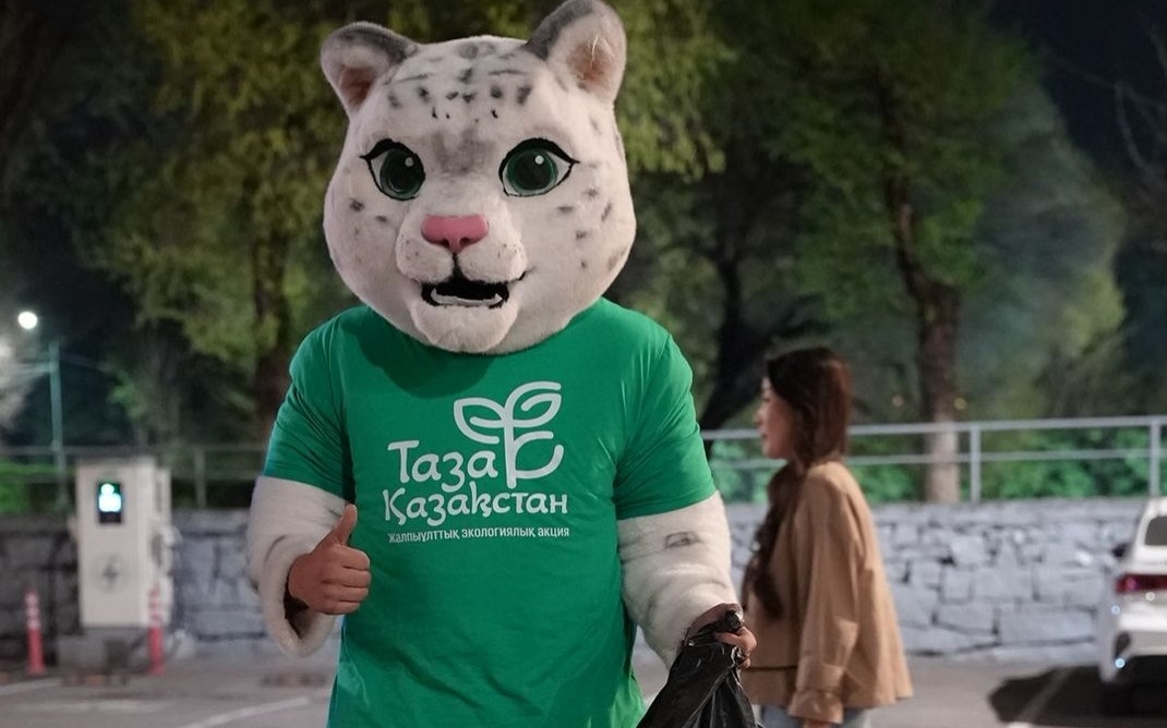 В Алматы после матча «Кайрат» — «Астана» болельщики и волонтеры провели уборку стадиона