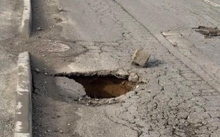 Асфальт просел сразу на 10 улицах одного микрорайона в Шымкенте