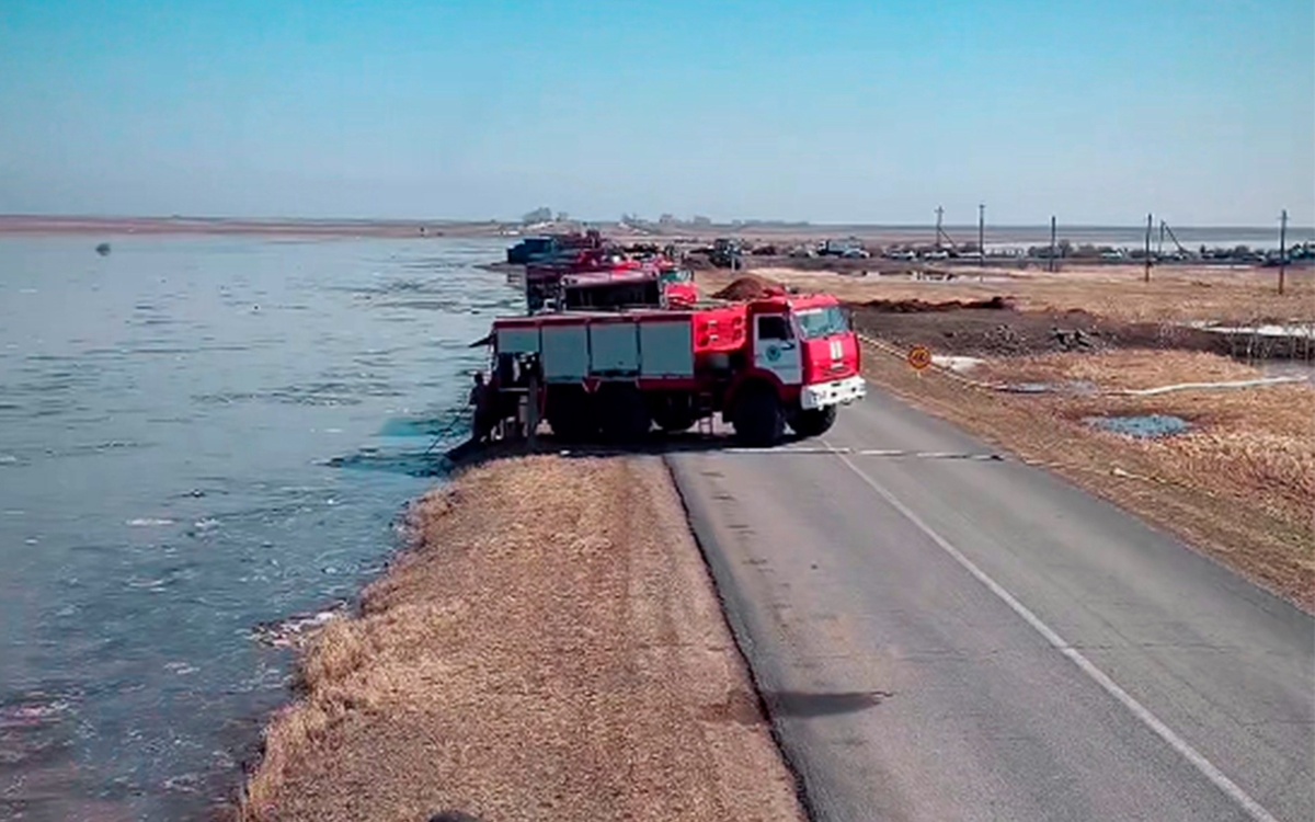 Плотину после прорыва укрепляют в Акмолинской области