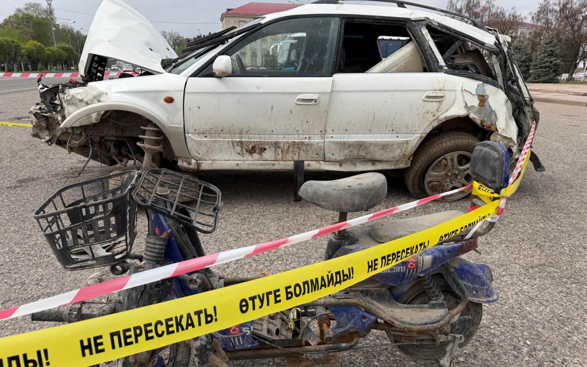 Полицейские выставили разбитые авто на улицах Тараза