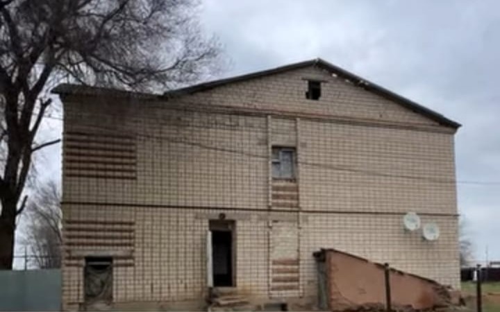 Двухэтажное сельское общежитие в ЗКО может обрушиться