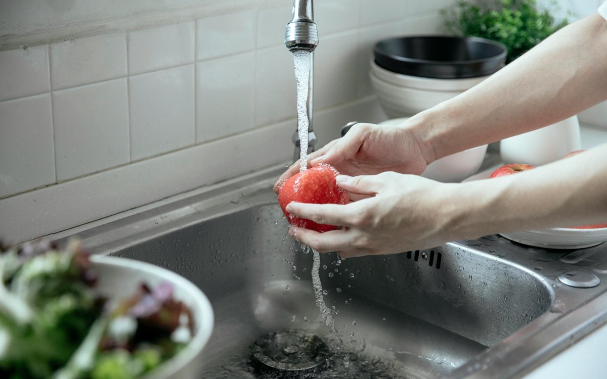 Более 100 нарушений: в Алматы начали наказывать автомойки, бани и общепит