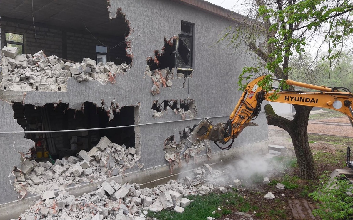 Двухэтажную пристройку к кафе сносят в Алматы